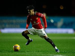 年少成名有经验！曼晚：31岁的卢克·肖正帮助15岁的JJ适应一线队