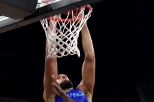 这谁能顶得住！法国队训练文班亚马背身吊传 戈贝尔极限空接暴扣